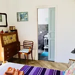 Go Go House Guest house 3*